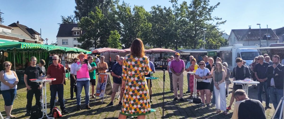 Menschen auf dem Marktplatz, die gerade Kathy Walter zuhören