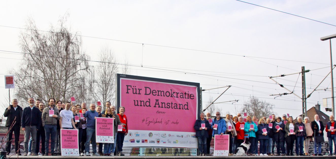 Gruppenblid mit Plakatwand "Für Demokratie und Anstand denn Egelsbach ist mehr"